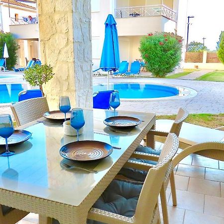 Phoebes Place At Kalamaki Court, 2 Bedroom Villa With A Shared Pool エクステリア 写真