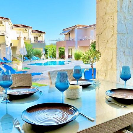 Phoebes Place At Kalamaki Court, 2 Bedroom Villa With A Shared Pool エクステリア 写真