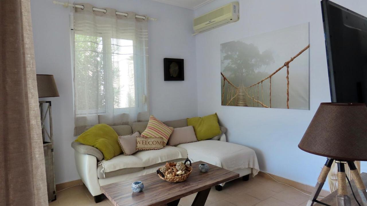 Phoebes Place At Kalamaki Court, 2 Bedroom Villa With A Shared Pool エクステリア 写真